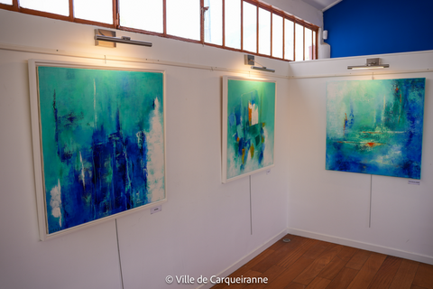 Photo des tableaux de l'exposition de l'artiste Isabelle Eisenberg sur le thème "lumières d'été"
