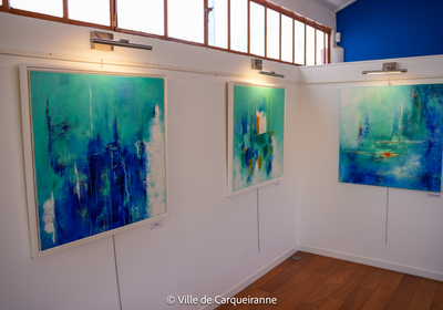 Photo des tableaux de l'exposition de l'artiste Isabelle Eisenberg sur le thème "lumières d'été"
