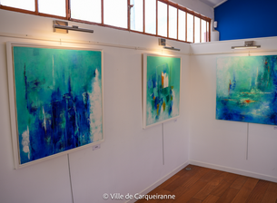 Photo des tableaux de l'exposition de l'artiste Isabelle Eisenberg sur le thème "lumières d'été"