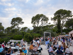 Photo de l'espace buvette avec l'arrivée du public avant le début du spectacle un grand cri d'amour à l'auditorium de clair-val - Agrandir l'image, .PNG 1,5 Mo (fenêtre modale)