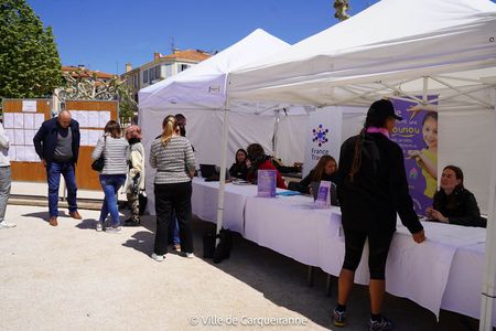 Photos des stands et participants présents pour la journée job d'été organisée sur la place de la République - Agrandir l'image, .JPG 190 Ko (fenêtre modale)