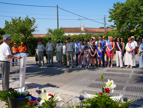 Photo de la cérémonie du 18 juin et des personnes présentes - Agrandir l'image, .PNG 1,8 Mo (fenêtre modale)