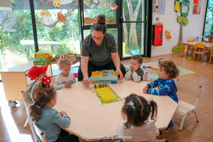 Photo de l'atelier jeux de société avec les bébés de la MMPE - Agrandir l'image, .PNG 1 Mo (fenêtre modale)