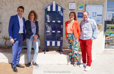 Photo de la cabine à livre en présence de Monsieur le Maire - Agrandir l'image, .PNG 2 Mo (fenêtre modale)