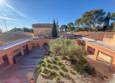 Photo des travaux d’étanchéité de la toiture de la Maison des Associations Clair-Val et des nouvelles plaques en polycarbonate qui assurent la couverture du patio - Agrandir l'image, .PNG 2 Mo (fenêtre modale)