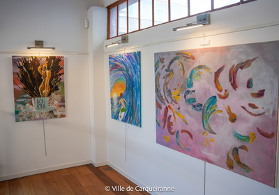 Photo des tableaux de l'artiste Margot Luce sur le thème " les voix du silence" exposés à La Galerie de Carqueiranne