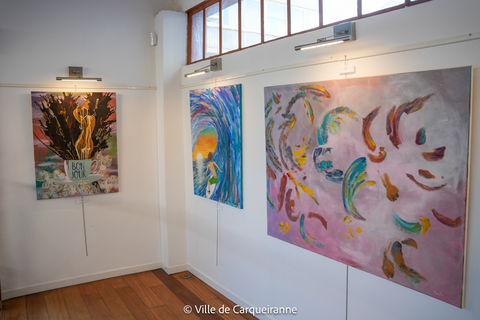 Photo des tableaux de l'artiste Margot Luce sur le thème " les voix du silence" exposés à La Galerie de Carqueiranne