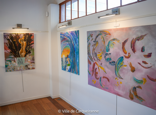 Photo des tableaux de l'artiste Margot Luce sur le thème " les voix du silence" exposés à La Galerie de Carqueiranne