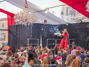 Photo du spectacle de la reine des bulles dans la tente cristal - Agrandir l'image, .PNG 1,5 Mo (fenêtre modale)