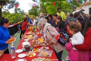 Photo à la crèche (mmpe) durant le carnaval avec les enfants et le personnel déguisés ainsi qu'avec la présence des parents des enfants - Agrandir l'image, .JPG 465 Ko (fenêtre modale)