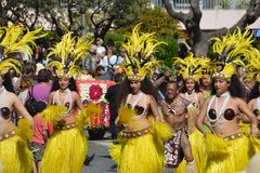tahitiennes qui dansent pour le corso fleuri