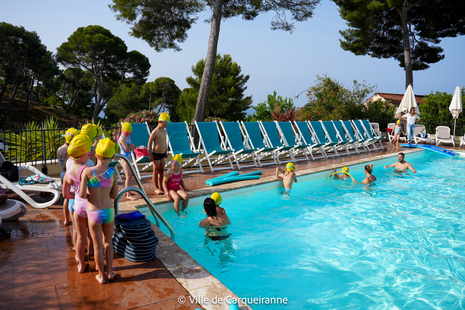 Photo des enfants durant la pratique des stages d'aisance aquatique au club des miléades - Agrandir l'image, .PNG 2 Mo (fenêtre modale)