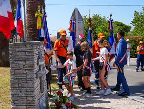 Photo de la cérémonie du 18 juin et des personnes présentes - Agrandir l'image, .PNG 836,1 Ko (fenêtre modale)