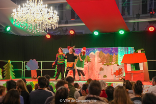 Photo du spectacle de Noel mis en scène par l'équipe de la MMPE sous la tente cristal - Agrandir l'image, .PNG 1 Mo (fenêtre modale)