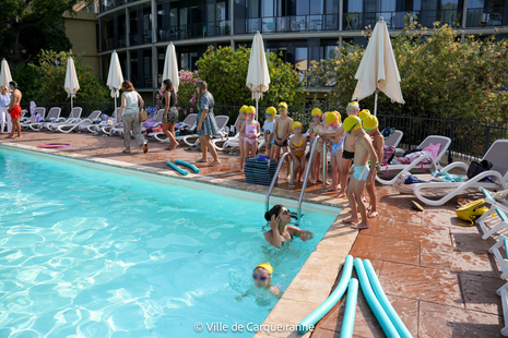 Photo des enfants durant la pratique des stages d'aisance aquatique au club des miléades - Agrandir l'image, .PNG 2 Mo (fenêtre modale)