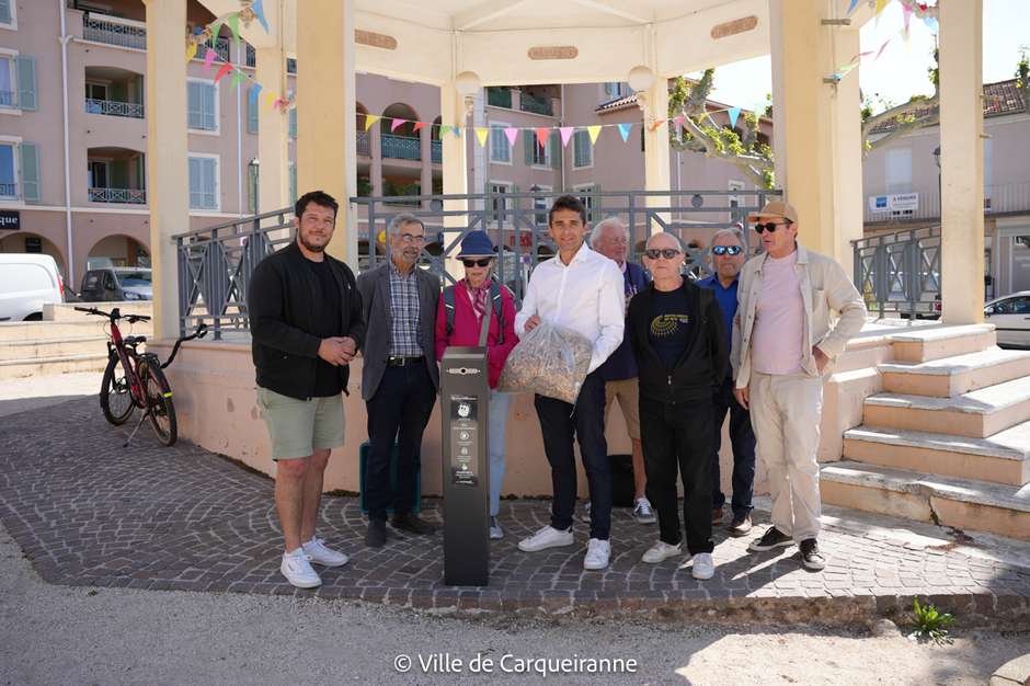 PHOTO DE LA COLLECTE DE MÉGOTS EN PRÉSENCE DE MONSIEUR LE MAIRE ET LES MEMBRES DE L'ASSOCIATION DE CARQUEIRANNE ENVIRONNEMENT - Agrandir l'image, .PNG 2 Mo (fenêtre modale)