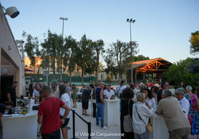 Photo prises lors du spectacle de jeffou le gnou dans l'enceinte de l'auditorium de clair-val - arrivée du public 