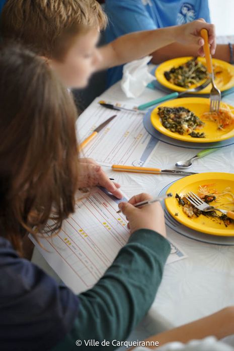 Photo des enfants dégustent un des plats proposé - Agrandir l'image, .JPG 100 Ko (fenêtre modale)