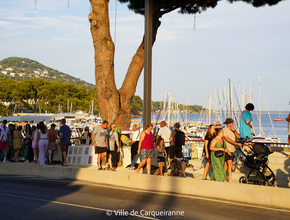 photo des exposants et du public durant l'édition du mois d'aout de la nuitée des créateurs qui s'est déroulée sur le port des salette - Agrandir l'image, .PNG 1,4 Mo (fenêtre modale)