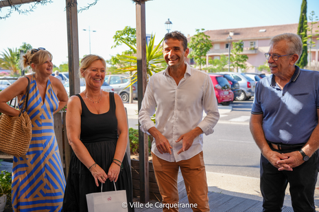 Photo prise lors de la cérémonie de remise de titre devant la boutique "au muguet" - Agrandir l'image, .PNG 1 Mo (fenêtre modale)