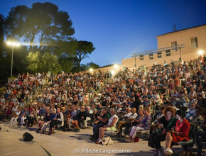 Photo des comédiennes prise lors de la pièce de théatre à l'auditorium de clair-val - Agrandir l'image, .PNG 1,6 Mo (fenêtre modale)