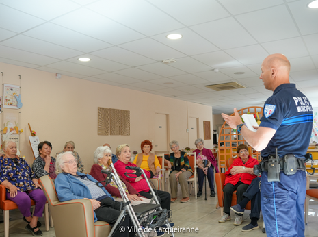 Photo de l'atelier de prévention à la résidence wetzel animée par un agent de la Police Municipale - Agrandir l'image, .PNG 1 Mo (fenêtre modale)