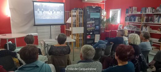 Photo durant la projection du film avec les participants - Agrandir l'image, .JPG 131 Ko (fenêtre modale)