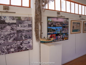 Photo de l'exposition sur la pêche proposée à La Galerie par la Médiathèque, en collaboration avec les associations La Partègue de Giens, Carqueiranne Environnement et le Photo Club Carqueirannais. - Agrandir l'image, .PNG 1,3 Mo (fenêtre modale)