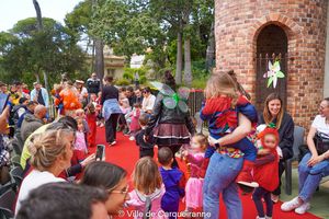 Photo à la crèche (mmpe) durant le carnaval avec les enfants et le personnel déguisés ainsi qu'avec la présence des parents des enfants - Agrandir l'image, .JPG 514 Ko (fenêtre modale)