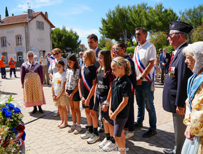 Photo prise lors de la cérémonie patriotique du 27 mai avec les personnes présentes sur le place de la Libération devant le monument aux morts - Agrandir l'image, .PNG 1,8 Mo (fenêtre modale)