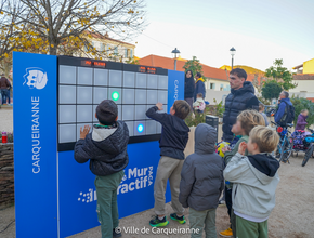 Photo jeu intéractif devant la tente cristal - Agrandir l'image, .PNG 1,4 Mo (fenêtre modale)