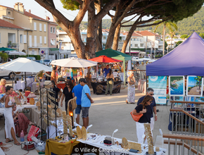 photo des exposants et du public durant l'édition du mois d'aout de la nuitée des créateurs qui s'est déroulée sur le port des salettes - Agrandir l'image, .PNG 1,8 Mo (fenêtre modale)