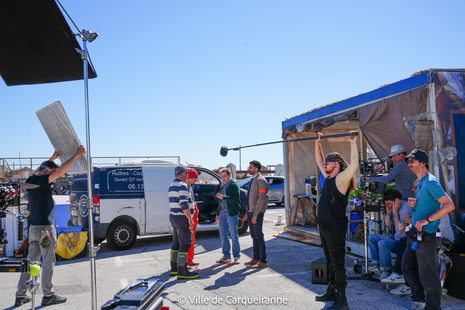 Photo prise lors du tournage de la série tom & lola à carqueiranne sur le port des salettes - Agrandir l'image, .PNG 1 Mo (fenêtre modale)