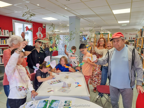 photo des créations des enfants, de Madame Fogu et des participants aux ateliers créatifs drôles d'oiseaux - Agrandir l'image, .PNG 1 Mo (fenêtre modale)