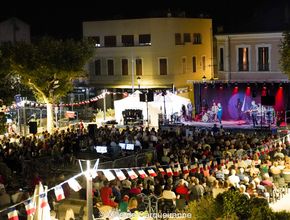 Photo du concert du groupe aioli prise sur la place de la république durant leur concert - Agrandir l'image, .JPG 965,3 Ko (fenêtre modale)