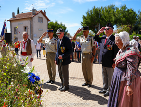 Photo prise lors de la cérémonie patriotique du 27 mai avec les personnes présentes sur le place de la Libération devant le monument aux morts - Agrandir l'image, .PNG 1,8 Mo (fenêtre modale)