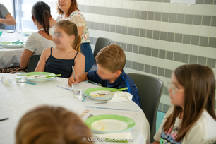 Photo du repas des ptits critics du mercredi 28 mai table des enfants - Agrandir l'image, .PNG 1 Mo (fenêtre modale)