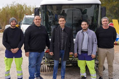 Photo de la nouvelle balayeuse avec Monsieur le Maire Arnaud Latil et les agents des services techniques