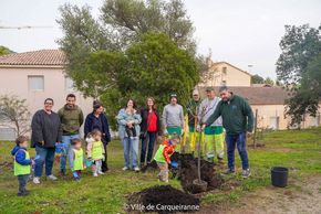 Photo de la plantation de l'amandier donné par Madame Sophie Paumier à la Ville par les petits carqueirannais de la MMPE dans le parc St Vincent en présence de Moinsieur Mickaël Molinari et de la famille