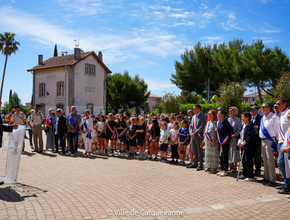 Photo prise lors de la cérémonie patriotique du 27 mai avec les personnes présentes sur le place de la Libération devant le monument aux morts - Agrandir l'image, .PNG 1,7 Mo (fenêtre modale)
