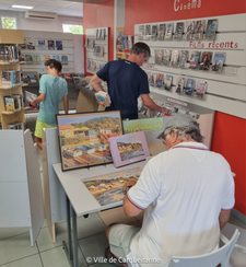 Photo des participants en pleine réalisation du puzzle - Agrandir l'image, .PNG 824 Ko (fenêtre modale)