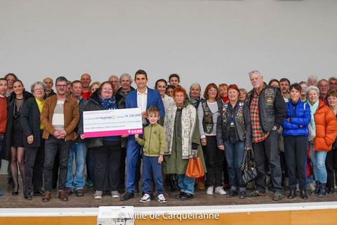 Photo du chèque avec Monsieur le Maire Arnaud Latil, certains membres des associations carqueirannaises et des représentants de l'AFM Téléthon