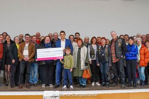 Photo du chèque avec Monsieur le Maire Arnaud Latil, certains membres des associations carqueirannaises et des représentants de l'AFM Téléthon