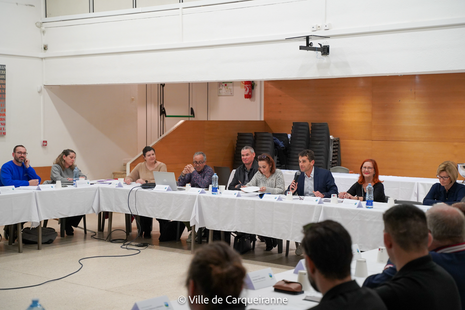 Photo de la réunion avec l'ensemble des personnes présentes - Agrandir l'image, .PNG 1 Mo (fenêtre modale)