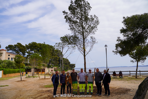 Photo dans le parc des pins penchés avec l'équipe des services techniques qui ont réalisé ces aménagements
