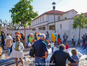 Photo animation le monde des bulles devant l'école jules ferry sur la place de la république - Agrandir l'image, .PNG 1,6 Mo (fenêtre modale)