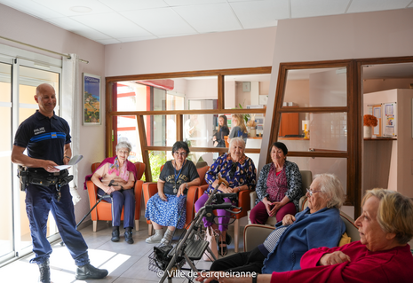 Photo de l'atelier de prévention à la résidence wetzel animée par un agent de la Police Municipale - Agrandir l'image, .PNG 1 Mo (fenêtre modale)