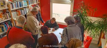 L'auteur Daniel Pellegrino dédicace son ouvrage « Ce loup : mémoires et transmission : du Piémont à Carqueiranne ». - Agrandir l'image, .JPG 180 Ko (fenêtre modale)