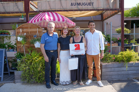 Photo prise lors de la cérémonie de remise de titre devant la boutique "au muguet" - Agrandir l'image, .PNG 2 Mo (fenêtre modale)
