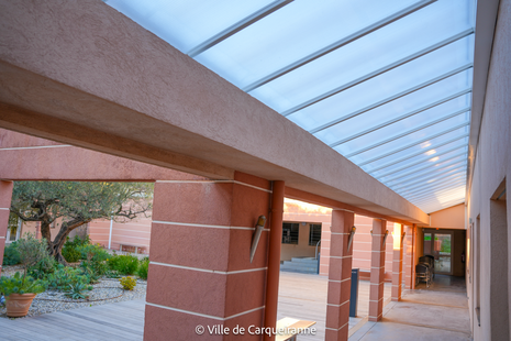 Photo des travaux d’étanchéité de la toiture de la Maison des Associations Clair-Val et des nouvelles plaques en polycarbonate qui assurent la couverture du patio - Agrandir l'image, .PNG 1 Mo (fenêtre modale)